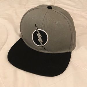 The Flash Snapback Hat. Grey/silver/black DC comic